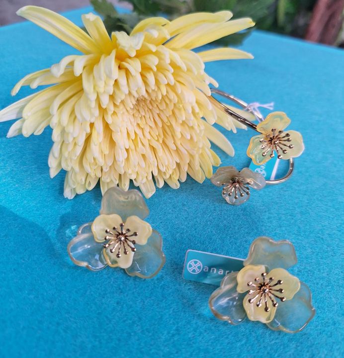 Anillos con flor en la tienda de regalos Adornalia