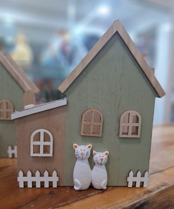 Casita de madera decorativa con gatos en Adornalia
