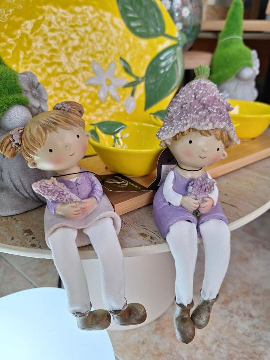 Figuras de niños en tono lila en Adornalia