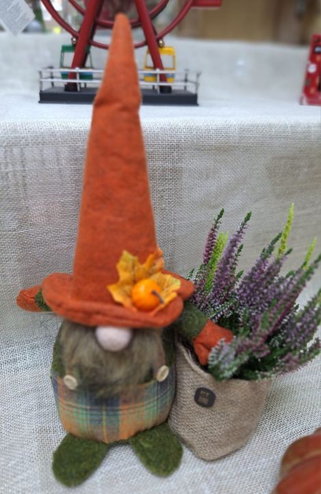 Gnomo decorativo de otoño con sombrero en Adornalia