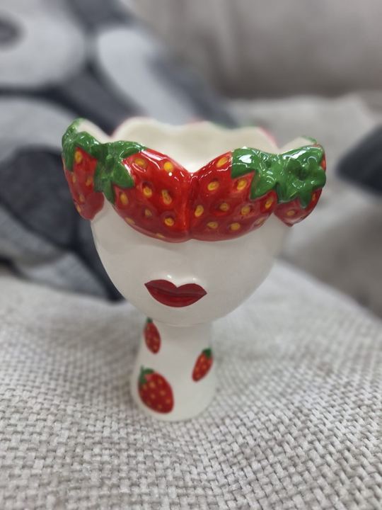 Huevera con fresas en Adornalia