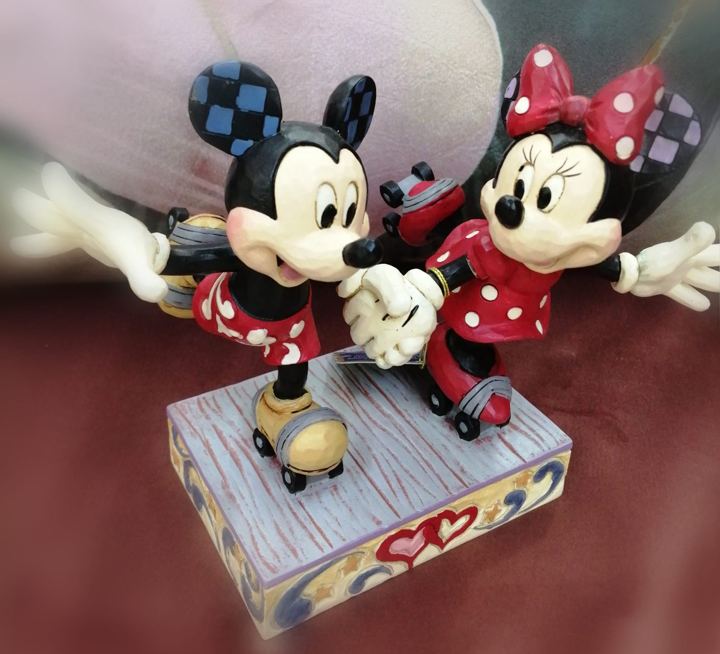 Figuras de Mickey y Minnie bailando en Adornalia