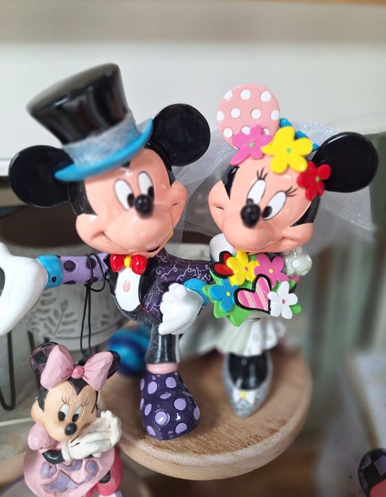 Figuras de Mickey y Minnie con flores en Adornalia