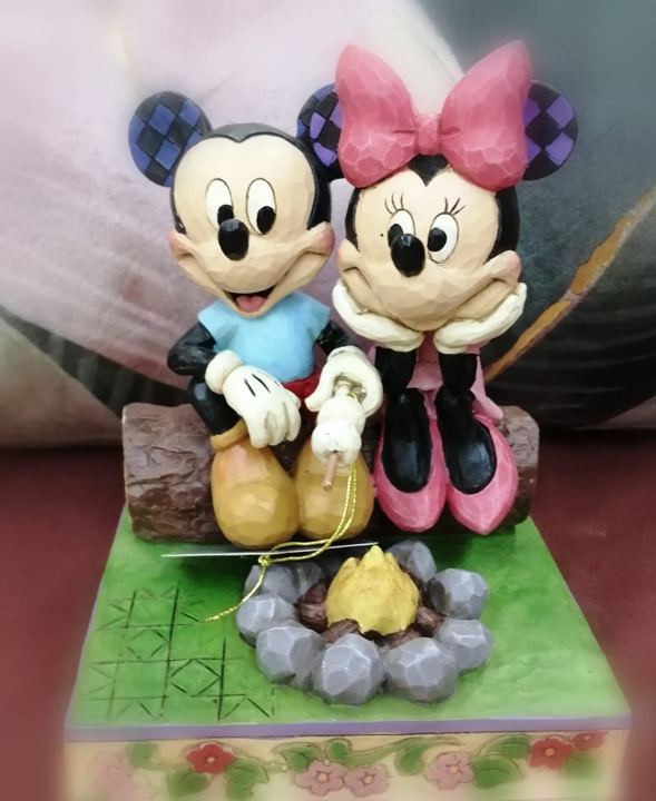 Figuras de Mickey y Minnie junto a la hoguera en Adornalia
