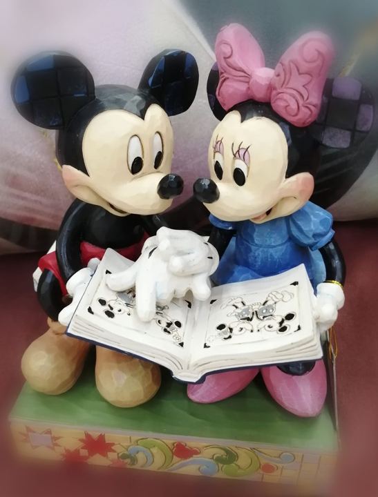 Figuras de Mickey y Minnie con libro en Adornalia
