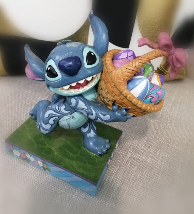 Figura de Stitch en cesta de Pascua en Adornalia