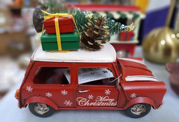 Coche rojo con regalos de Navidad en Adornalia