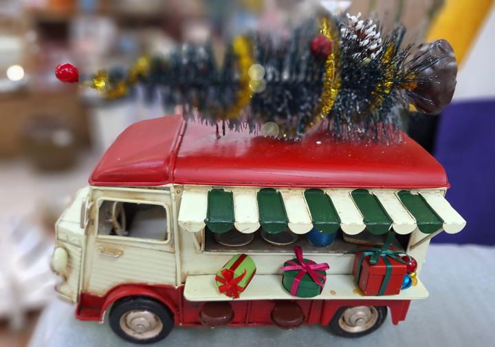 Furgoneta decorativa con árbol de Navidad en Adornalia