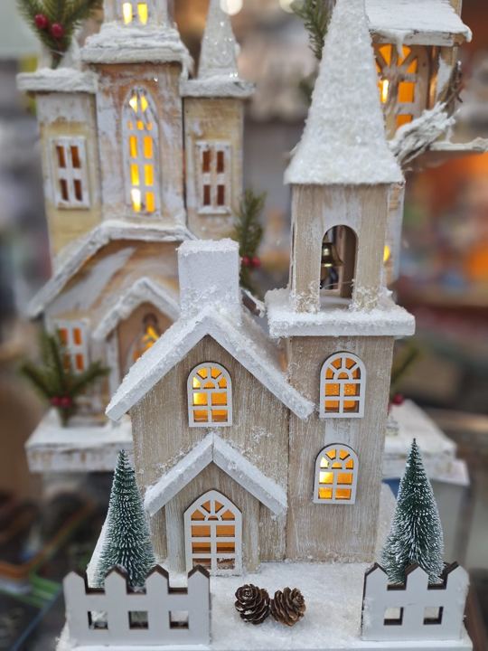 Iglesia nevada con luz, decoración de Navidad en Adornalia