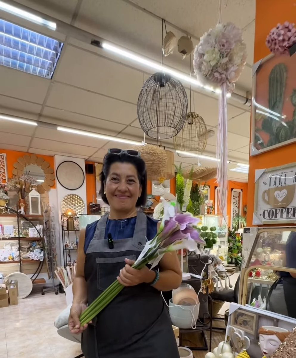 Fátima con un ramo de calas moradas