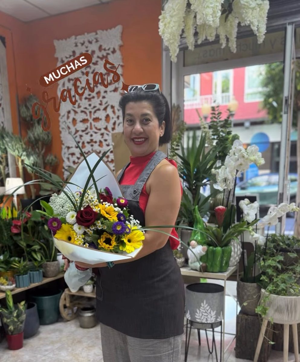 Fátima con un ramo de girasoles listo para entregar