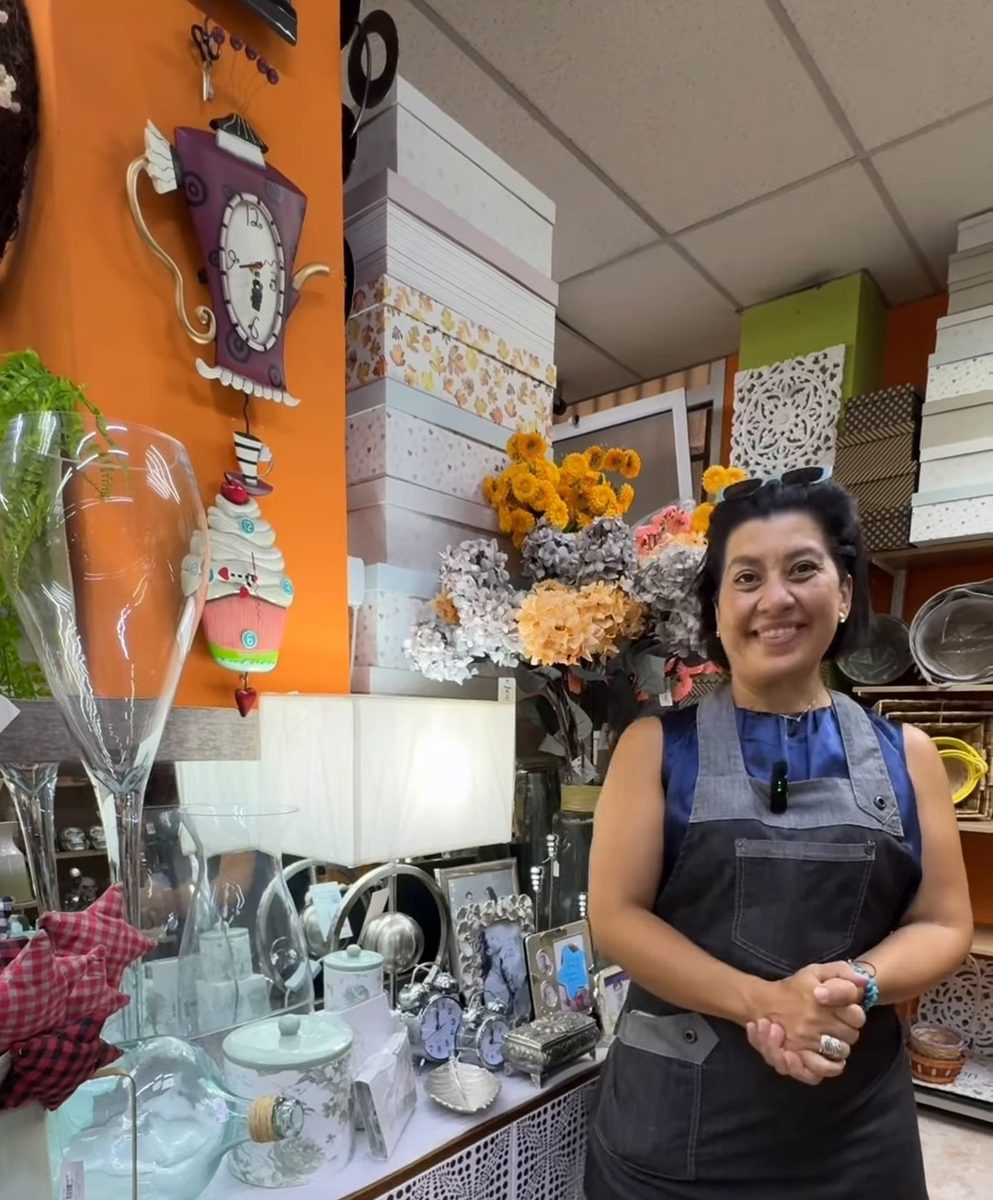 Fátima en el interior de Adornalia, junto a la pared naranja